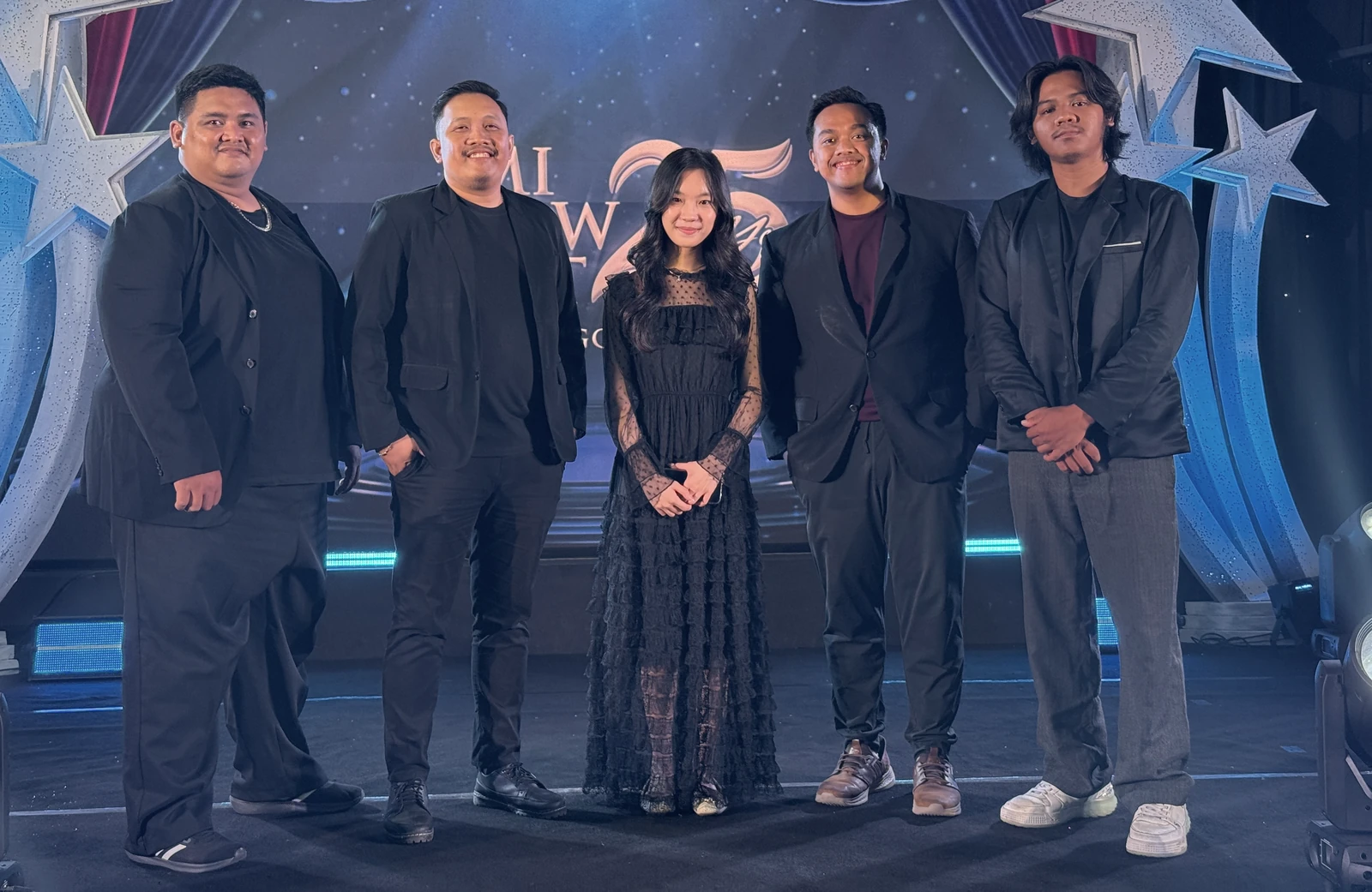 Lima personel Radiobox berfoto bersama di panggung