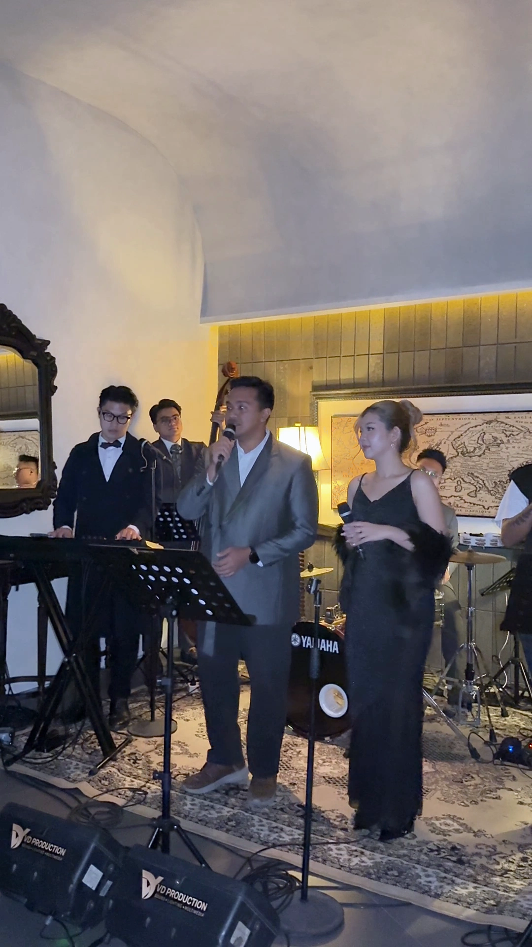 Vokalis Radiobox tampil bersama band dalam suasana makan malam