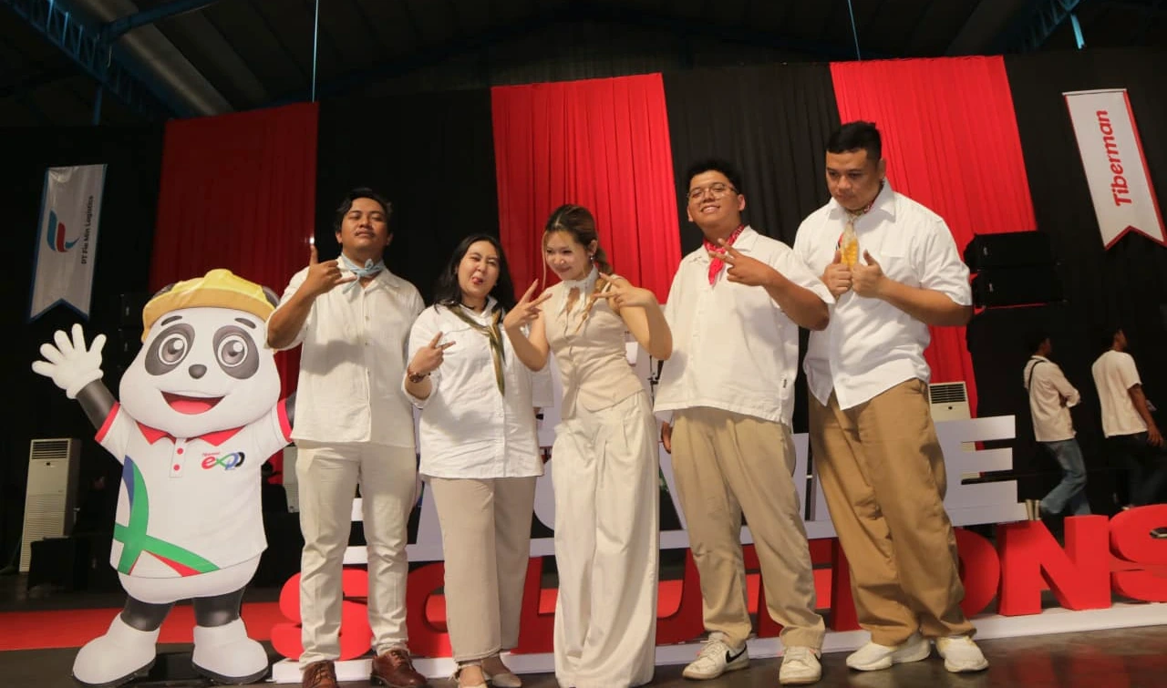 Lima personel Radiobox berpakaian putih berfoto bersama di panggung