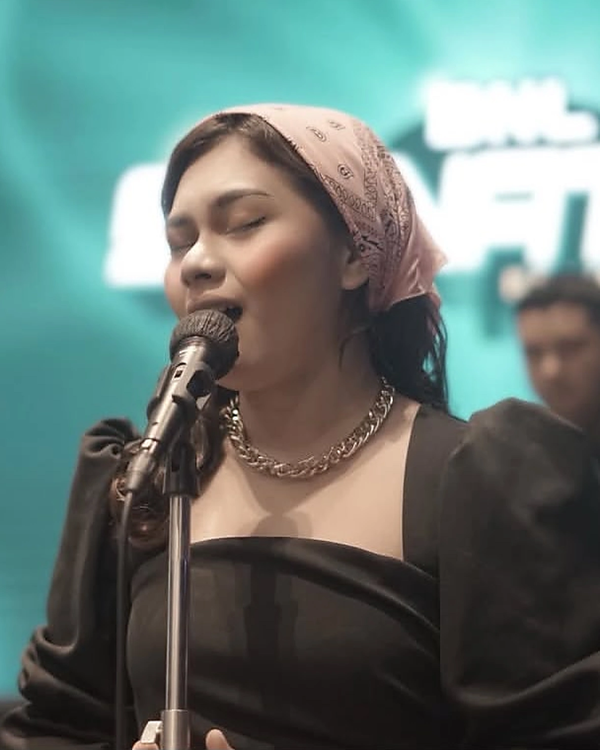 Foto asli Wiegand bernyanyi dengan mikrofon di panggung